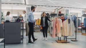 Butikspersonal hjälper kund – bemanning för butik och dagligvaruhandel i Malmö och Skåne