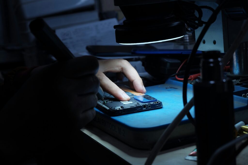 Monteringsarbete med småelektronik under lupp – bemanning för precisionsmontering i Skåne